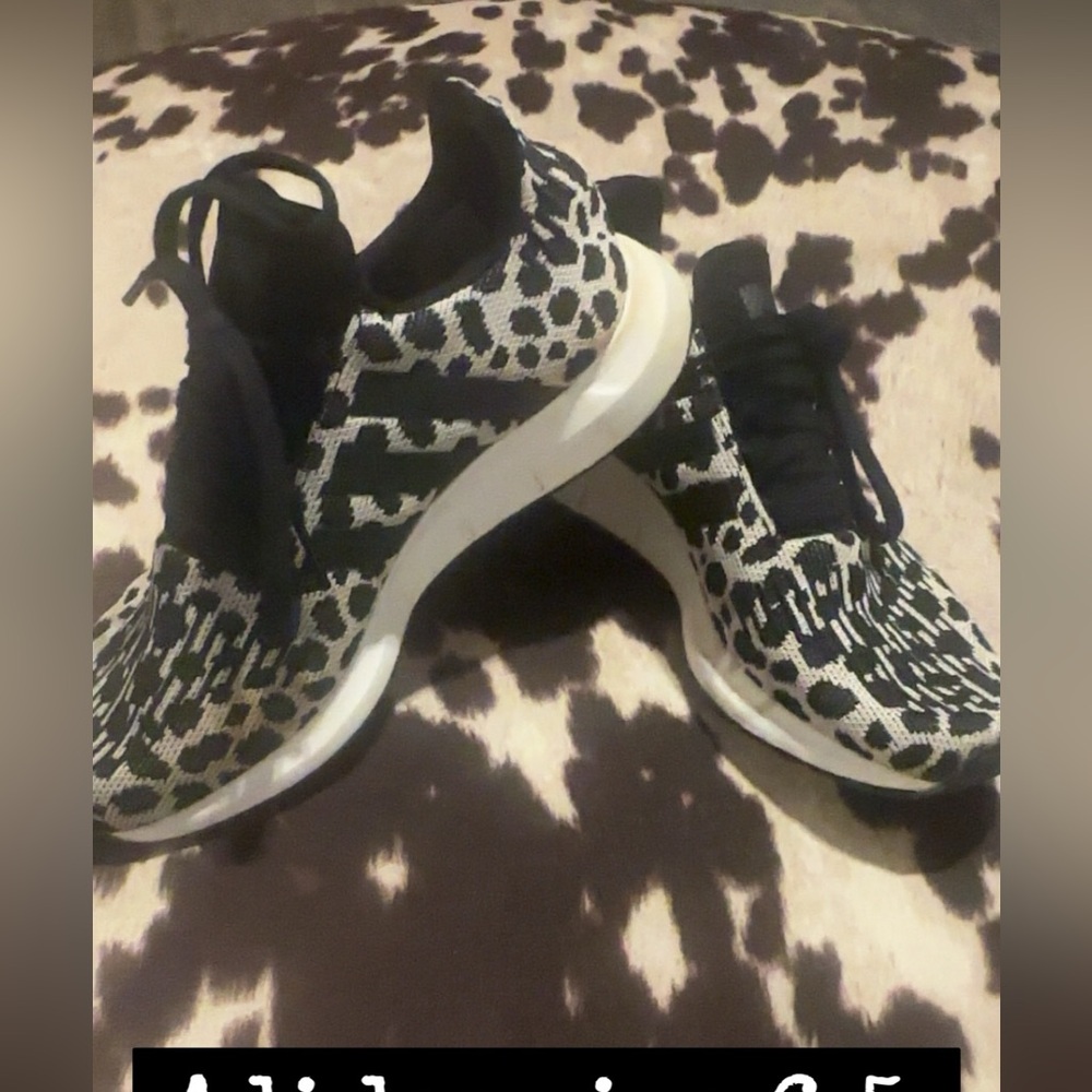 Adidas swift run leopard print size 6.5 women’s